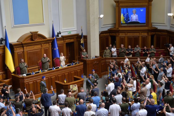 Засідання Верховної Ради України 1 липня. Почесне внесення прапору Європейського Союзу до зали Верховної Ради України. Виступи Президентки Європейської Комісії Урсули фон дер Ляєн та Президента України Володимира Зеленського. Президент України Володимир Зеленський, Голова Верховної Ради Руслан Стефанчук і Прем’єр-міністр Денис Шмигаль підписали Спільну заяву щодо рішення Європейської Ради про надання Україні статусу кандидата на членство у Европейському Союзі.
