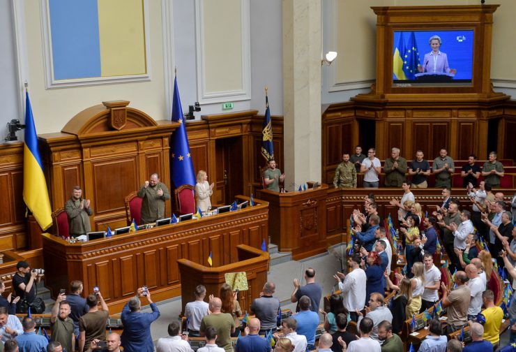 Засідання Верховної Ради України 1 липня. Почесне внесення прапору Європейського Союзу до зали Верховної Ради України. Виступи Президентки Європейської Комісії Урсули фон дер Ляєн та Президента України Володимира Зеленського. Президент України Володимир Зеленський, Голова Верховної Ради Руслан Стефанчук і Прем’єр-міністр Денис Шмигаль підписали Спільну заяву щодо рішення Європейської Ради про надання Україні статусу кандидата на членство у Европейському Союзі.