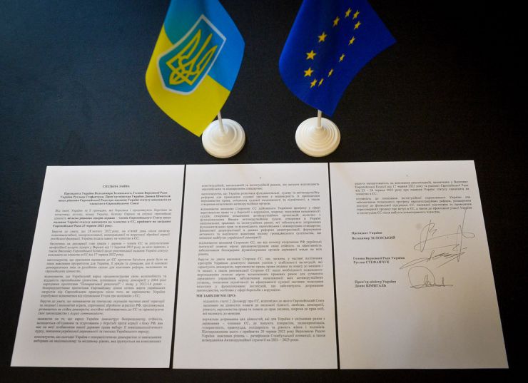 Засідання Верховної Ради України 1 липня. Почесне внесення прапору Європейського Союзу до зали Верховної Ради України. Виступи Президентки Європейської Комісії Урсули фон дер Ляєн та Президента України Володимира Зеленського. Президент України Володимир Зеленський, Голова Верховної Ради Руслан Стефанчук і Прем’єр-міністр Денис Шмигаль підписали Спільну заяву щодо рішення Європейської Ради про надання Україні статусу кандидата на членство у Европейському Союзі.