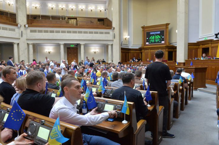 Засідання Верховної Ради України 1 липня. Почесне внесення прапору Європейського Союзу до зали Верховної Ради України. Виступи Президентки Європейської Комісії Урсули фон дер Ляєн та Президента України Володимира Зеленського. Президент України Володимир Зеленський, Голова Верховної Ради Руслан Стефанчук і Прем’єр-міністр Денис Шмигаль підписали Спільну заяву щодо рішення Європейської Ради про надання Україні статусу кандидата на членство у Европейському Союзі.