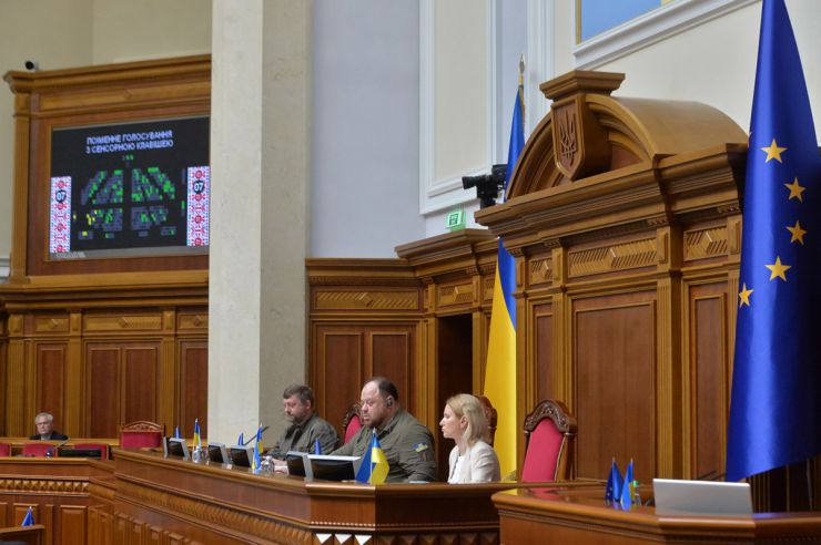 Засідання Верховної Ради України 1 липня. Почесне внесення прапору Європейського Союзу до зали Верховної Ради України. Виступи Президентки Європейської Комісії Урсули фон дер Ляєн та Президента України Володимира Зеленського. Президент України Володимир Зеленський, Голова Верховної Ради Руслан Стефанчук і Прем’єр-міністр Денис Шмигаль підписали Спільну заяву щодо рішення Європейської Ради про надання Україні статусу кандидата на членство у Европейському Союзі.