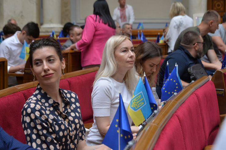Засідання Верховної Ради України 1 липня. Почесне внесення прапору Європейського Союзу до зали Верховної Ради України. Виступи Президентки Європейської Комісії Урсули фон дер Ляєн та Президента України Володимира Зеленського. Президент України Володимир Зеленський, Голова Верховної Ради Руслан Стефанчук і Прем’єр-міністр Денис Шмигаль підписали Спільну заяву щодо рішення Європейської Ради про надання Україні статусу кандидата на членство у Европейському Союзі.