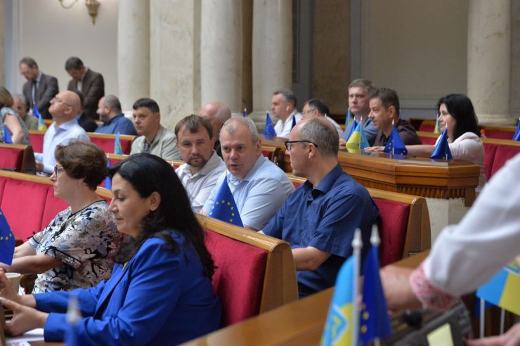 Засідання Верховної Ради України 1 липня. Почесне внесення прапору Європейського Союзу до зали Верховної Ради України. Виступи Президентки Європейської Комісії Урсули фон дер Ляєн та Президента України Володимира Зеленського. Президент України Володимир Зеленський, Голова Верховної Ради Руслан Стефанчук і Прем’єр-міністр Денис Шмигаль підписали Спільну заяву щодо рішення Європейської Ради про надання Україні статусу кандидата на членство у Европейському Союзі.