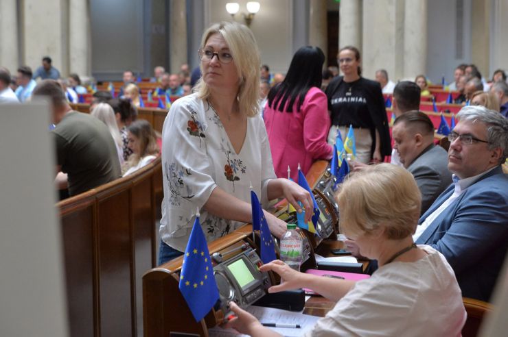 Засідання Верховної Ради України 1 липня. Почесне внесення прапору Європейського Союзу до зали Верховної Ради України. Виступи Президентки Європейської Комісії Урсули фон дер Ляєн та Президента України Володимира Зеленського. Президент України Володимир Зеленський, Голова Верховної Ради Руслан Стефанчук і Прем’єр-міністр Денис Шмигаль підписали Спільну заяву щодо рішення Європейської Ради про надання Україні статусу кандидата на членство у Европейському Союзі.