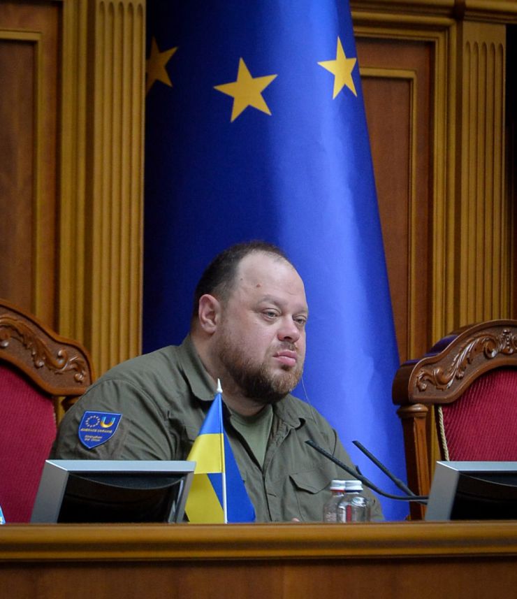 Засідання Верховної Ради України 1 липня. Почесне внесення прапору Європейського Союзу до зали Верховної Ради України. Виступи Президентки Європейської Комісії Урсули фон дер Ляєн та Президента України Володимира Зеленського. Президент України Володимир Зеленський, Голова Верховної Ради Руслан Стефанчук і Прем’єр-міністр Денис Шмигаль підписали Спільну заяву щодо рішення Європейської Ради про надання Україні статусу кандидата на членство у Европейському Союзі.