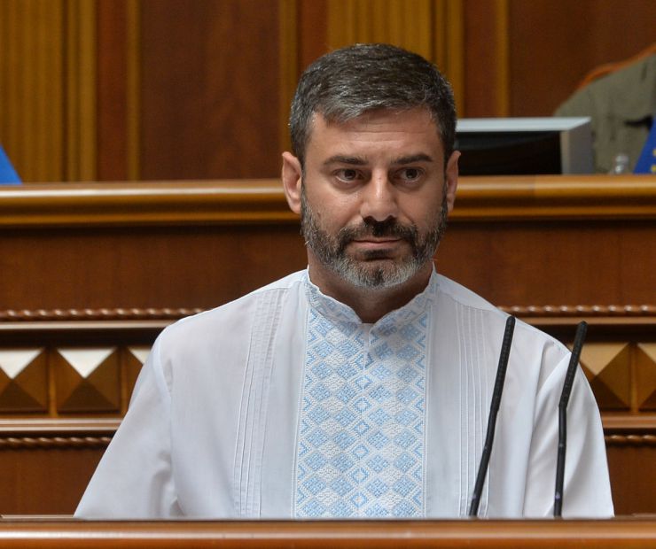 Засідання Верховної Ради України 1 липня. Почесне внесення прапору Європейського Союзу до зали Верховної Ради України. Виступи Президентки Європейської Комісії Урсули фон дер Ляєн та Президента України Володимира Зеленського. Президент України Володимир Зеленський, Голова Верховної Ради Руслан Стефанчук і Прем’єр-міністр Денис Шмигаль підписали Спільну заяву щодо рішення Європейської Ради про надання Україні статусу кандидата на членство у Европейському Союзі. Дмитро Лубінець.