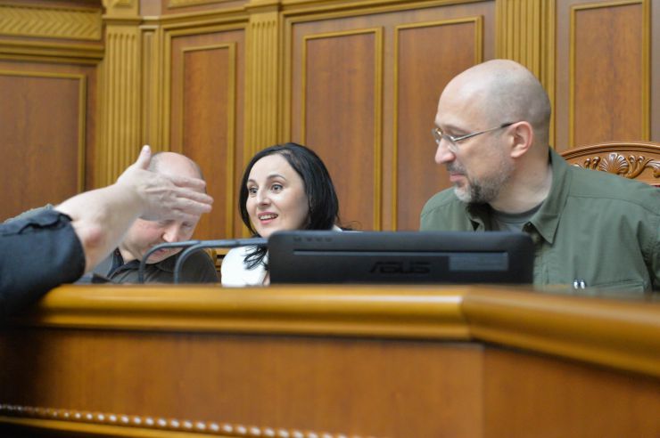Пленарне засідання Верховної Ради України. 
Міністр соціальної політики України Оксана Жолнович,
Прем’єр-міністр Денис Шмигаль  