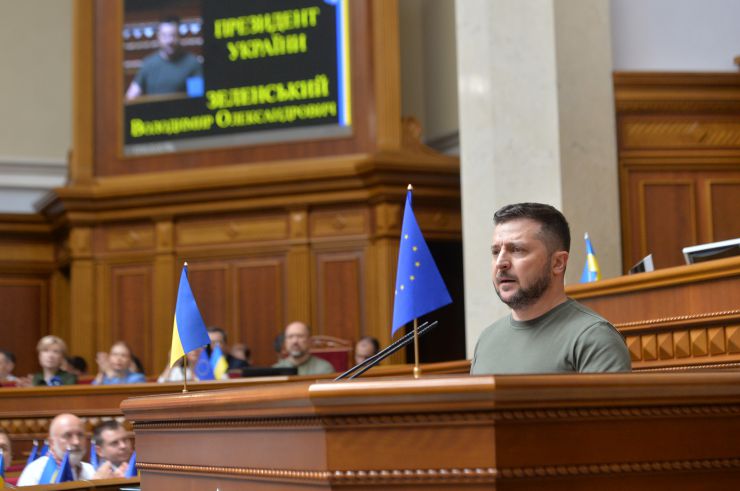 Пленарне засідання Верховної Ради України. В Україну 28 липня з офіційним візитом прибув президент Литви Гітанас Науседа. У ході свого візиту він зустрівся з главою нашої країни Володимиром Зеленським та вручив йому орден Вітовта Великого, а також виступив у Верховній Раді.
Онлайн звернулася до нардепів голова Європейського парламенту Роберта Мецола. 