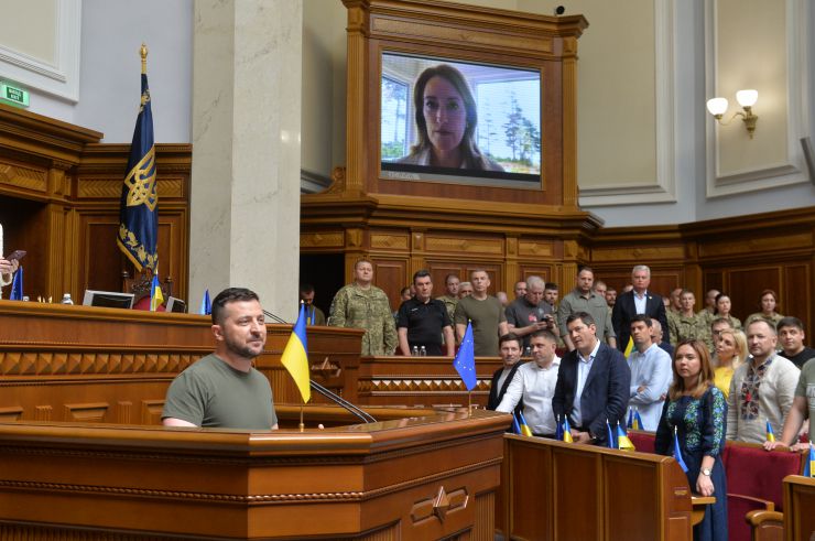 Пленарне засідання Верховної Ради України. В Україну 28 липня з офіційним візитом прибув президент Литви Гітанас Науседа. У ході свого візиту він зустрівся з главою нашої країни Володимиром Зеленським та вручив йому орден Вітовта Великого, а також виступив у Верховній Раді.
Онлайн звернулася до нардепів голова Європейського парламенту Роберта Мецола. 