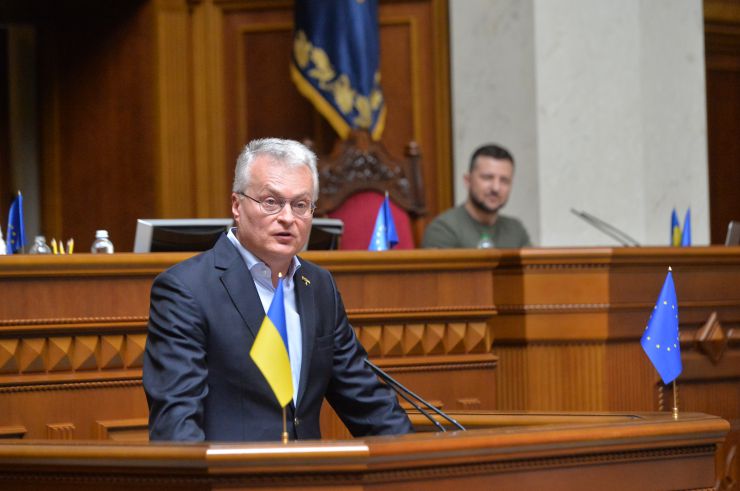 Пленарне засідання Верховної Ради України. В Україну 28 липня з офіційним візитом прибув президент Литви Гітанас Науседа. У ході свого візиту він зустрівся з главою нашої країни Володимиром Зеленським та вручив йому орден Вітовта Великого, а також виступив у Верховній Раді.
Онлайн звернулася до нардепів голова Європейського парламенту Роберта Мецола. 