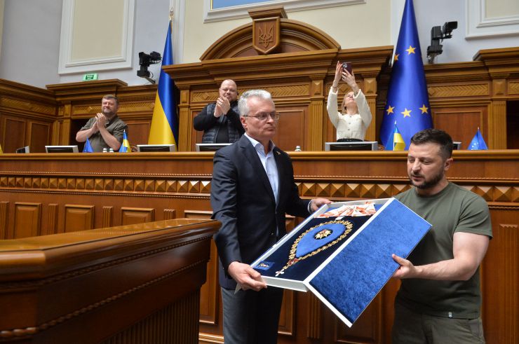 Пленарне засідання Верховної Ради України. В Україну 28 липня з офіційним візитом прибув президент Литви Гітанас Науседа. У ході свого візиту він зустрівся з главою нашої країни Володимиром Зеленським та вручив йому орден Вітовта Великого, а також виступив у Верховній Раді.
Онлайн звернулася до нардепів голова Європейського парламенту Роберта Мецола. 