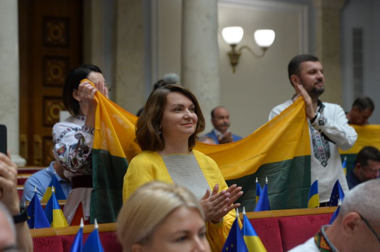 Пленарне засідання Верховної Ради України. В Україну 28 липня з офіційним візитом прибув президент Литви Гітанас Науседа. У ході свого візиту він зустрівся з главою нашої країни Володимиром Зеленським та вручив йому орден Вітовта Великого, а також виступив у Верховній Раді.
Онлайн звернулася до нардепів голова Європейського парламенту Роберта Мецола. 