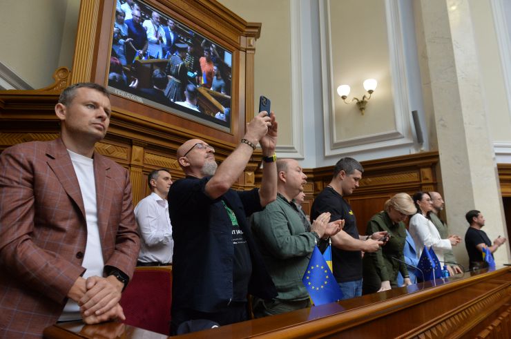 Пленарне засідання Верховної Ради України. В Україну 28 липня з офіційним візитом прибув президент Литви Гітанас Науседа. У ході свого візиту він зустрівся з главою нашої країни Володимиром Зеленським та вручив йому орден Вітовта Великого, а також виступив у Верховній Раді.
Онлайн звернулася до нардепів голова Європейського парламенту Роберта Мецола. 