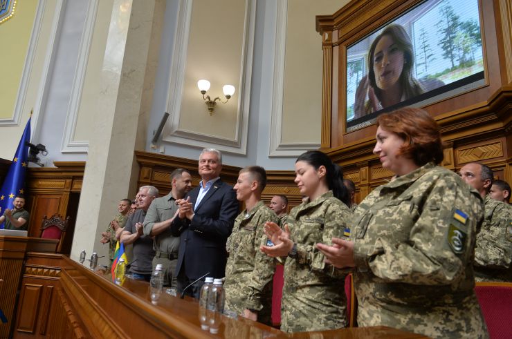 Пленарне засідання Верховної Ради України. В Україну 28 липня з офіційним візитом прибув президент Литви Гітанас Науседа. У ході свого візиту він зустрівся з главою нашої країни Володимиром Зеленським та вручив йому орден Вітовта Великого, а також виступив у Верховній Раді.
Онлайн звернулася до нардепів голова Європейського парламенту Роберта Мецола. 