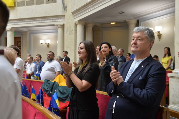 Пленарне засідання Верховної Ради України. В Україну 28 липня з офіційним візитом прибув президент Литви Гітанас Науседа. У ході свого візиту він зустрівся з главою нашої країни Володимиром Зеленським та вручив йому орден Вітовта Великого, а також виступив у Верховній Раді.
Онлайн звернулася до нардепів голова Європейського парламенту Роберта Мецола. 