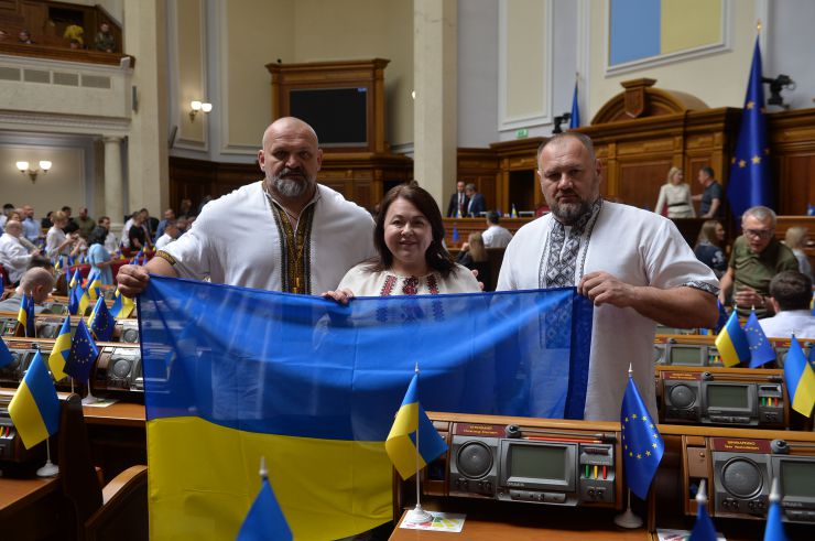Пленарне засідання Верховної Ради України. В Україну 28 липня з офіційним візитом прибув президент Литви Гітанас Науседа. У ході свого візиту він зустрівся з главою нашої країни Володимиром Зеленським та вручив йому орден Вітовта Великого, а також виступив у Верховній Раді.
Онлайн звернулася до нардепів голова Європейського парламенту Роберта Мецола. 