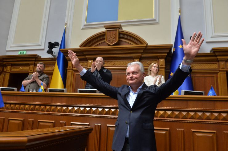 Пленарне засідання Верховної Ради України. В Україну 28 липня з офіційним візитом прибув президент Литви Гітанас Науседа. У ході свого візиту він зустрівся з главою нашої країни Володимиром Зеленським та вручив йому орден Вітовта Великого, а також виступив у Верховній Раді.
Онлайн звернулася до нардепів голова Європейського парламенту Роберта Мецола. 