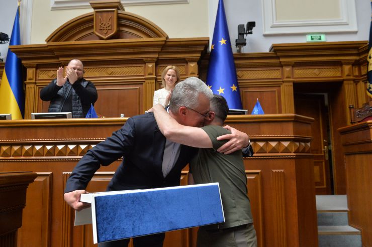 Пленарне засідання Верховної Ради України. В Україну 28 липня з офіційним візитом прибув президент Литви Гітанас Науседа. У ході свого візиту він зустрівся з главою нашої країни Володимиром Зеленським та вручив йому орден Вітовта Великого, а також виступив у Верховній Раді.
Онлайн звернулася до нардепів голова Європейського парламенту Роберта Мецола. 