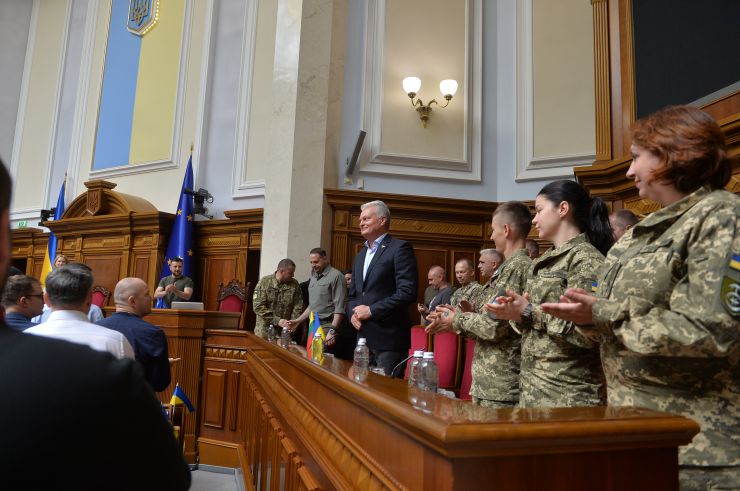 Пленарне засідання Верховної Ради України. В Україну 28 липня з офіційним візитом прибув президент Литви Гітанас Науседа. У ході свого візиту він зустрівся з главою нашої країни Володимиром Зеленським та вручив йому орден Вітовта Великого, а також виступив у Верховній Раді.
Онлайн звернулася до нардепів голова Європейського парламенту Роберта Мецола. 