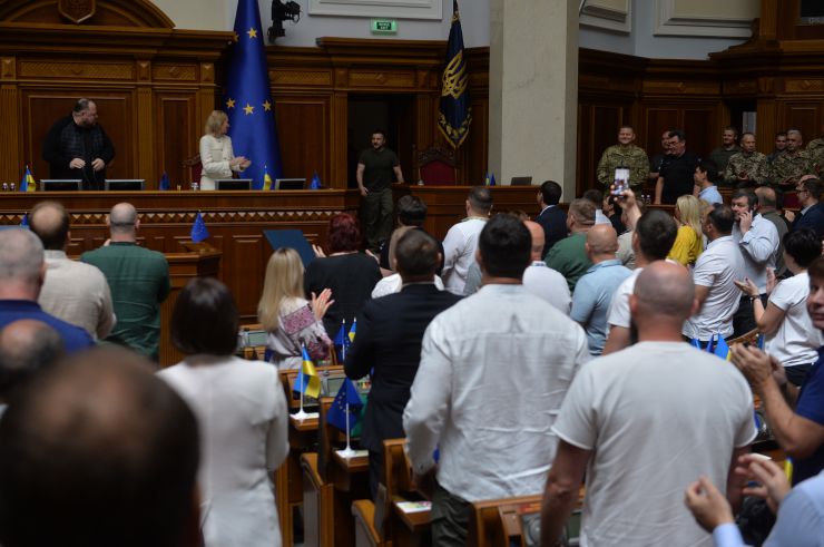 Пленарне засідання Верховної Ради України. В Україну 28 липня з офіційним візитом прибув президент Литви Гітанас Науседа. У ході свого візиту він зустрівся з главою нашої країни Володимиром Зеленським та вручив йому орден Вітовта Великого, а також виступив у Верховній Раді.
Онлайн звернулася до нардепів голова Європейського парламенту Роберта Мецола. 