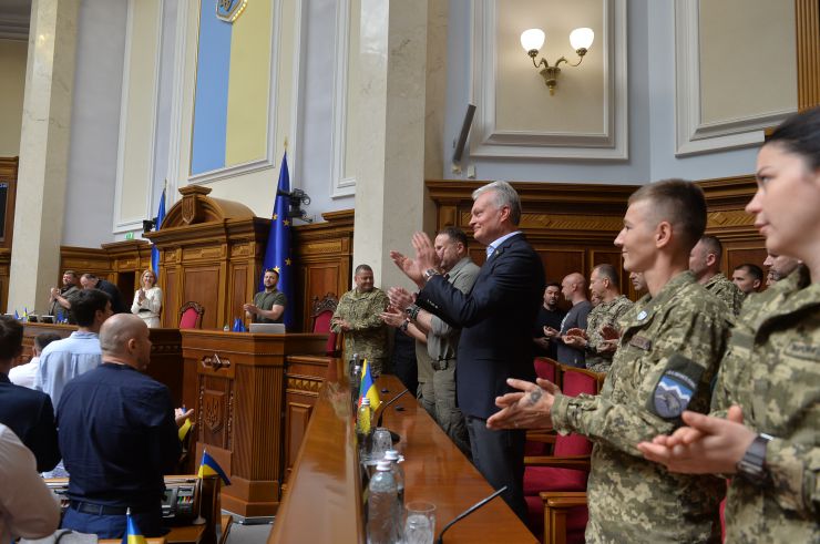Пленарне засідання Верховної Ради України. В Україну 28 липня з офіційним візитом прибув президент Литви Гітанас Науседа. У ході свого візиту він зустрівся з главою нашої країни Володимиром Зеленським та вручив йому орден Вітовта Великого, а також виступив у Верховній Раді.
Онлайн звернулася до нардепів голова Європейського парламенту Роберта Мецола. 