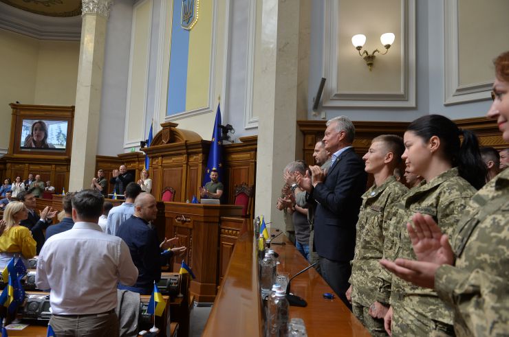 Пленарне засідання Верховної Ради України. В Україну 28 липня з офіційним візитом прибув президент Литви Гітанас Науседа. У ході свого візиту він зустрівся з главою нашої країни Володимиром Зеленським та вручив йому орден Вітовта Великого, а також виступив у Верховній Раді.
Онлайн звернулася до нардепів голова Європейського парламенту Роберта Мецола. 