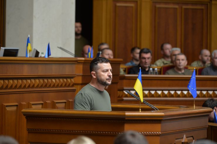 Пленарне засідання Верховної Ради України. В Україну 28 липня з офіційним візитом прибув президент Литви Гітанас Науседа. У ході свого візиту він зустрівся з главою нашої країни Володимиром Зеленським та вручив йому орден Вітовта Великого, а також виступив у Верховній Раді.
Онлайн звернулася до нардепів голова Європейського парламенту Роберта Мецола. 
