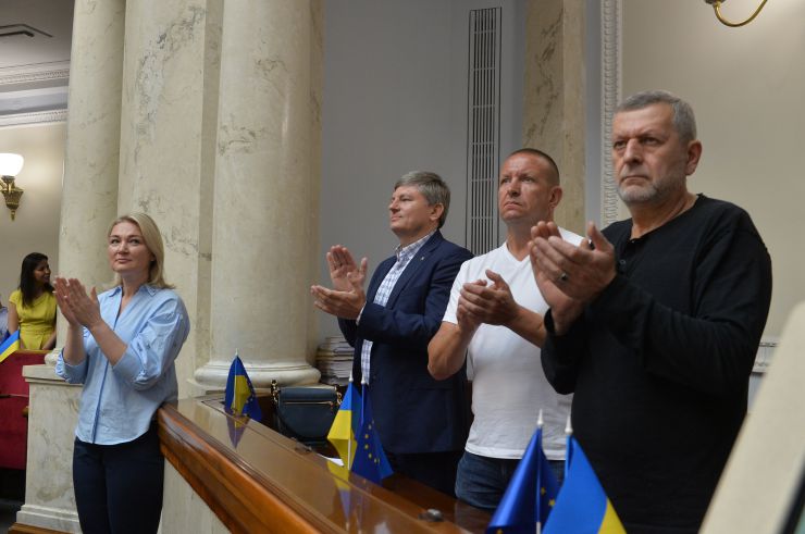 Пленарне засідання Верховної Ради України. В Україну 28 липня з офіційним візитом прибув президент Литви Гітанас Науседа. У ході свого візиту він зустрівся з главою нашої країни Володимиром Зеленським та вручив йому орден Вітовта Великого, а також виступив у Верховній Раді.
Онлайн звернулася до нардепів голова Європейського парламенту Роберта Мецола. 