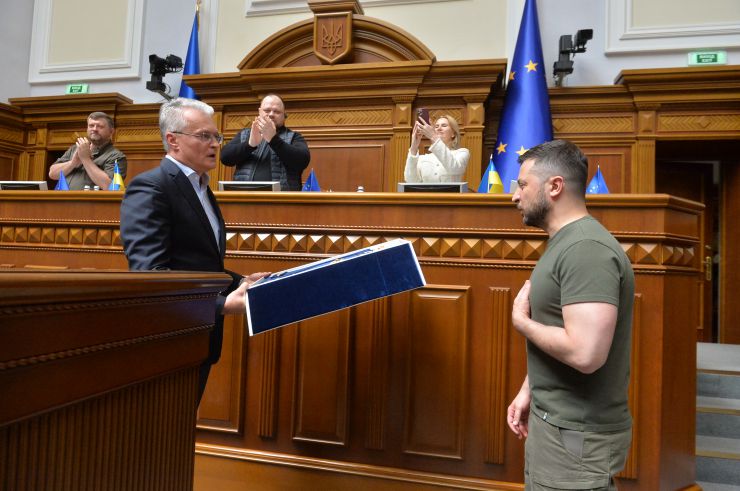 Пленарне засідання Верховної Ради України. В Україну 28 липня з офіційним візитом прибув президент Литви Гітанас Науседа. У ході свого візиту він зустрівся з главою нашої країни Володимиром Зеленським та вручив йому орден Вітовта Великого, а також виступив у Верховній Раді.
Онлайн звернулася до нардепів голова Європейського парламенту Роберта Мецола. 