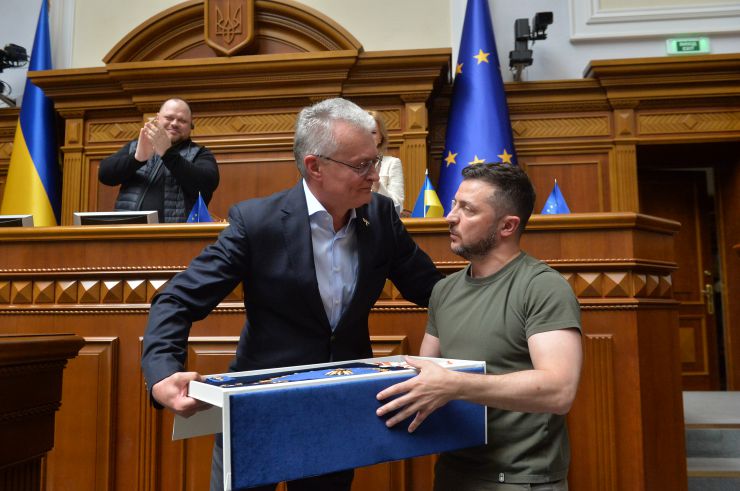 Пленарне засідання Верховної Ради України. В Україну 28 липня з офіційним візитом прибув президент Литви Гітанас Науседа. У ході свого візиту він зустрівся з главою нашої країни Володимиром Зеленським та вручив йому орден Вітовта Великого, а також виступив у Верховній Раді.
Онлайн звернулася до нардепів голова Європейського парламенту Роберта Мецола. 