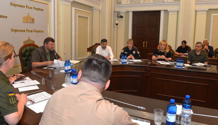 Перший заступник Голови Верховної Ради України Олександр Корнієнко у День пам’яті загиблих захисників України разом із представниками профільних комітетів Верховна Рада України, Офісу Президента України, Міністерств та відомств провів зустріч з членами родин полеглих військових.