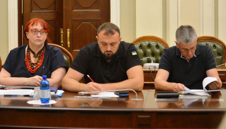Перший заступник Голови Верховної Ради України Олександр Корнієнко у День пам’яті загиблих захисників України разом із представниками профільних комітетів Верховна Рада України, Офісу Президента України, Міністерств та відомств провів зустріч з членами родин полеглих військових.