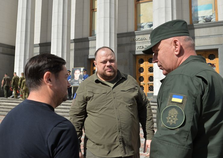 Голова Верховної Ради України Руслан Стефанчук, Керівник Апарату Верховної Ради України Вячеслав Штучний, командувач Національної гвардії України генерал-лейтенант Юрій ЛЕБІДЬ під час церемонії вшанування пам’яті військовослужбовців Національної гвардії, які 31 серпня 2015 року загинули під стінами Парламенту під час несення служби.
