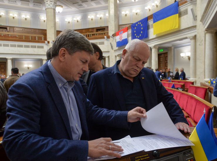 
Пленарне засідання Верховної Ради України.

Верховна Рада України на пленарному засіданні 18 жовтня прийняла 11 Законів, 6 законопроектів і 6 постанов.
В цілому прийнято Закони:
 - про вихід України з Конвенції про транснаціональні корпорації, №0148;
 - про приєднання України до Конвенції про екстрадицію, №0158;
 - про внесення змін до Закону України 
