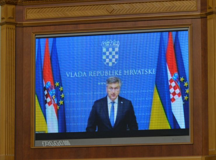 
Пленарне засідання Верховної Ради України.

Верховна Рада України на пленарному засіданні 18 жовтня прийняла 11 Законів, 6 законопроектів і 6 постанов.
В цілому прийнято Закони:
 - про вихід України з Конвенції про транснаціональні корпорації, №0148;
 - про приєднання України до Конвенції про екстрадицію, №0158;
 - про внесення змін до Закону України 