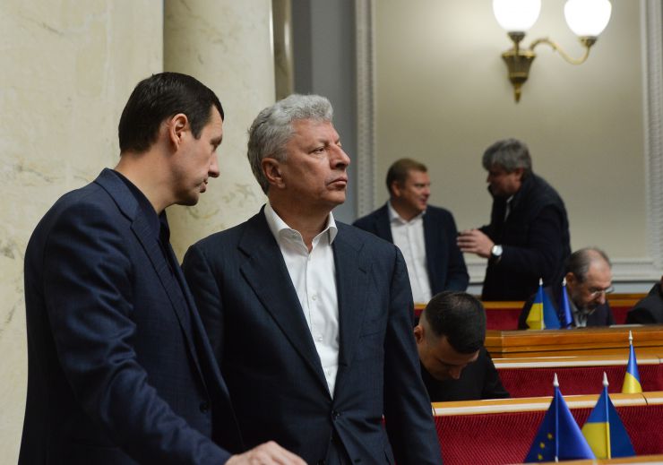 
Пленарне засідання Верховної Ради України.

Верховна Рада України на пленарному засіданні 18 жовтня прийняла 11 Законів, 6 законопроектів і 6 постанов.
В цілому прийнято Закони:
 - про вихід України з Конвенції про транснаціональні корпорації, №0148;
 - про приєднання України до Конвенції про екстрадицію, №0158;
 - про внесення змін до Закону України 