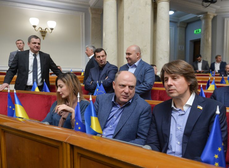
Пленарне засідання Верховної Ради України.

Верховна Рада України на пленарному засіданні 18 жовтня прийняла 11 Законів, 6 законопроектів і 6 постанов.
В цілому прийнято Закони:
 - про вихід України з Конвенції про транснаціональні корпорації, №0148;
 - про приєднання України до Конвенції про екстрадицію, №0158;
 - про внесення змін до Закону України 