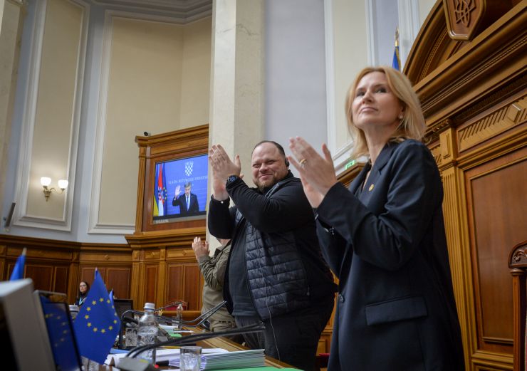 
Пленарне засідання Верховної Ради України.

Верховна Рада України на пленарному засіданні 18 жовтня прийняла 11 Законів, 6 законопроектів і 6 постанов.
В цілому прийнято Закони:
 - про вихід України з Конвенції про транснаціональні корпорації, №0148;
 - про приєднання України до Конвенції про екстрадицію, №0158;
 - про внесення змін до Закону України 