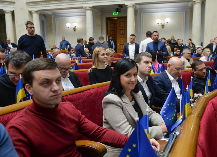 
Пленарне засідання Верховної Ради України.

Верховна Рада України на пленарному засіданні 18 жовтня прийняла 11 Законів, 6 законопроектів і 6 постанов.
В цілому прийнято Закони:
 - про вихід України з Конвенції про транснаціональні корпорації, №0148;
 - про приєднання України до Конвенції про екстрадицію, №0158;
 - про внесення змін до Закону України 