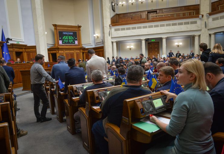 
Пленарне засідання Верховної Ради України.

Верховна Рада України на пленарному засіданні 18 жовтня прийняла 11 Законів, 6 законопроектів і 6 постанов.
В цілому прийнято Закони:
 - про вихід України з Конвенції про транснаціональні корпорації, №0148;
 - про приєднання України до Конвенції про екстрадицію, №0158;
 - про внесення змін до Закону України 