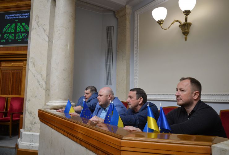 
Пленарне засідання Верховної Ради України.

Верховна Рада України на пленарному засіданні 18 жовтня прийняла 11 Законів, 6 законопроектів і 6 постанов.
В цілому прийнято Закони:
 - про вихід України з Конвенції про транснаціональні корпорації, №0148;
 - про приєднання України до Конвенції про екстрадицію, №0158;
 - про внесення змін до Закону України 