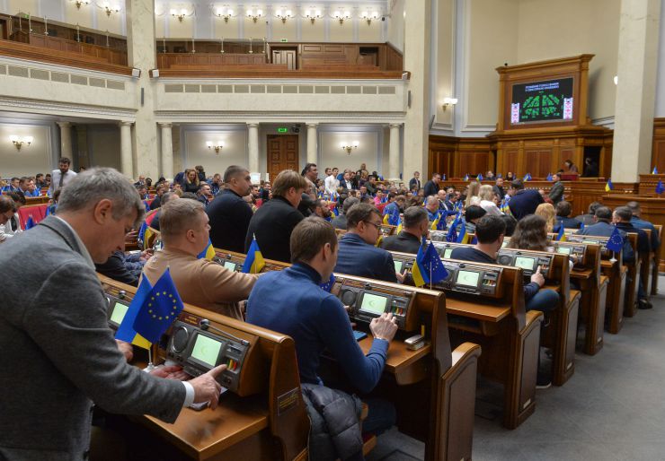 
Пленарне засідання Верховної Ради України.

Верховна Рада України на пленарному засіданні 18 жовтня прийняла 11 Законів, 6 законопроектів і 6 постанов.
В цілому прийнято Закони:
 - про вихід України з Конвенції про транснаціональні корпорації, №0148;
 - про приєднання України до Конвенції про екстрадицію, №0158;
 - про внесення змін до Закону України 