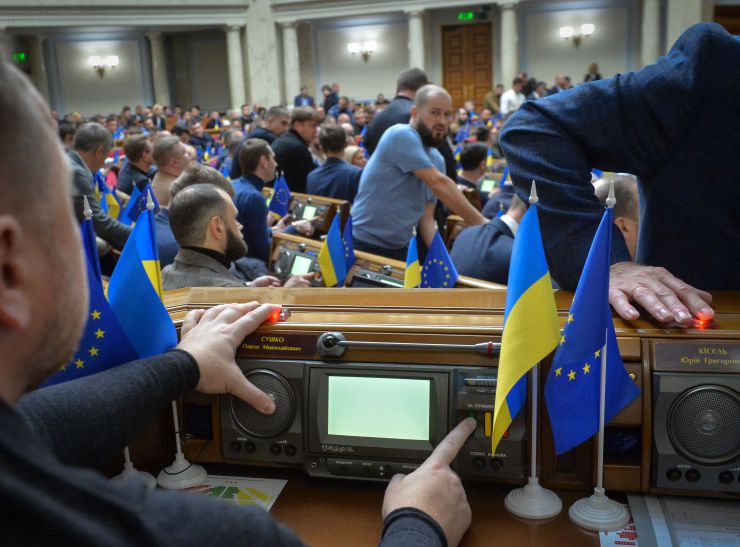 
Пленарне засідання Верховної Ради України.

Верховна Рада України на пленарному засіданні 18 жовтня прийняла 11 Законів, 6 законопроектів і 6 постанов.
В цілому прийнято Закони:
 - про вихід України з Конвенції про транснаціональні корпорації, №0148;
 - про приєднання України до Конвенції про екстрадицію, №0158;
 - про внесення змін до Закону України 