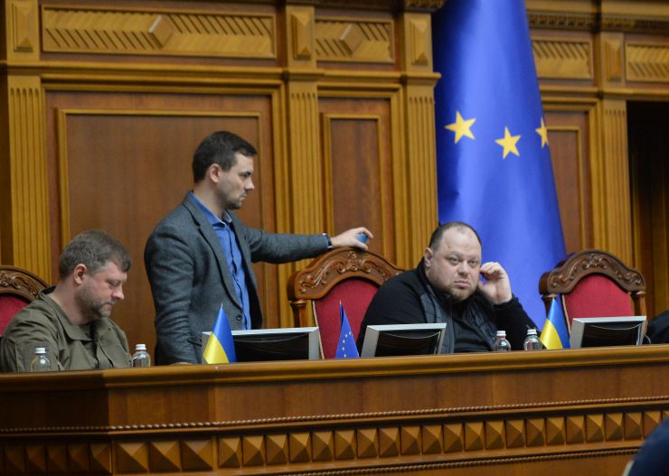 
Пленарне засідання Верховної Ради України.

Верховна Рада України на пленарному засіданні 18 жовтня прийняла 11 Законів, 6 законопроектів і 6 постанов.
В цілому прийнято Закони:
 - про вихід України з Конвенції про транснаціональні корпорації, №0148;
 - про приєднання України до Конвенції про екстрадицію, №0158;
 - про внесення змін до Закону України 