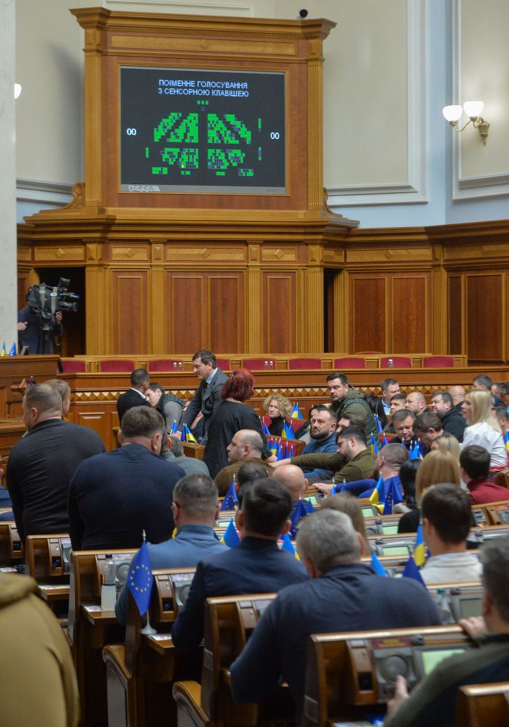 
Пленарне засідання Верховної Ради України.

Верховна Рада України на пленарному засіданні 18 жовтня прийняла 11 Законів, 6 законопроектів і 6 постанов.
В цілому прийнято Закони:
 - про вихід України з Конвенції про транснаціональні корпорації, №0148;
 - про приєднання України до Конвенції про екстрадицію, №0158;
 - про внесення змін до Закону України 
