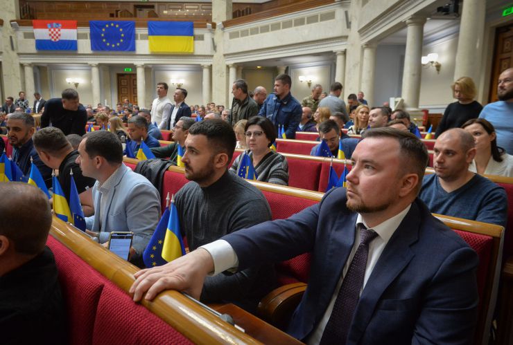 
Пленарне засідання Верховної Ради України.

Верховна Рада України на пленарному засіданні 18 жовтня прийняла 11 Законів, 6 законопроектів і 6 постанов.
В цілому прийнято Закони:
 - про вихід України з Конвенції про транснаціональні корпорації, №0148;
 - про приєднання України до Конвенції про екстрадицію, №0158;
 - про внесення змін до Закону України 