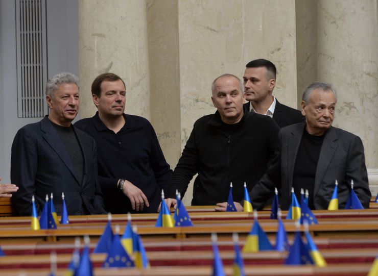 Пленарне засідання Верховної Ради України.

Верховна Рада ухвалила в цілому законопроєкт № 8008 щодо захисту фінансової системи України від дій держави, яка здійснює збройну агресію проти України. Документ підтримали 316 нардепів.

Згідно із законопроєктом, зокрема, передбачено:
- недопущення до керівництва та управління суб’єктами первинного фінансового моніторингу осіб, які є громадянами РФ;
- розширення переліку високоризикових клієнтів громадянами та юридичними особами, які є резидентами РФ, та/або діяльність, яких пов’язана з нею;
- встановлення обов’язку для суб’єктів первинного фінансового моніторингу звітувати в Держфінмоніторинг про порогові операції з суб’єктами, пов’язаними з РФ.
