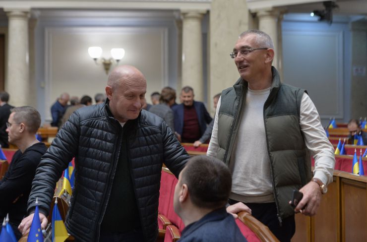 Пленарне засідання Верховної Ради України.

Верховна Рада ухвалила в цілому законопроєкт № 8008 щодо захисту фінансової системи України від дій держави, яка здійснює збройну агресію проти України. Документ підтримали 316 нардепів.

Згідно із законопроєктом, зокрема, передбачено:
- недопущення до керівництва та управління суб’єктами первинного фінансового моніторингу осіб, які є громадянами РФ;
- розширення переліку високоризикових клієнтів громадянами та юридичними особами, які є резидентами РФ, та/або діяльність, яких пов’язана з нею;
- встановлення обов’язку для суб’єктів первинного фінансового моніторингу звітувати в Держфінмоніторинг про порогові операції з суб’єктами, пов’язаними з РФ.
