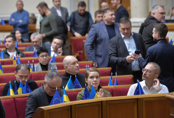 Пленарне засідання Верховної Ради України.

Верховна Рада ухвалила в цілому законопроєкт № 8008 щодо захисту фінансової системи України від дій держави, яка здійснює збройну агресію проти України. Документ підтримали 316 нардепів.

Згідно із законопроєктом, зокрема, передбачено:
- недопущення до керівництва та управління суб’єктами первинного фінансового моніторингу осіб, які є громадянами РФ;
- розширення переліку високоризикових клієнтів громадянами та юридичними особами, які є резидентами РФ, та/або діяльність, яких пов’язана з нею;
- встановлення обов’язку для суб’єктів первинного фінансового моніторингу звітувати в Держфінмоніторинг про порогові операції з суб’єктами, пов’язаними з РФ.
