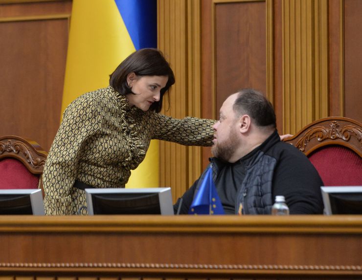Пленарне засідання Верховної Ради України.

Верховна Рада ухвалила в цілому законопроєкт № 8008 щодо захисту фінансової системи України від дій держави, яка здійснює збройну агресію проти України. Документ підтримали 316 нардепів.

Згідно із законопроєктом, зокрема, передбачено:
- недопущення до керівництва та управління суб’єктами первинного фінансового моніторингу осіб, які є громадянами РФ;
- розширення переліку високоризикових клієнтів громадянами та юридичними особами, які є резидентами РФ, та/або діяльність, яких пов’язана з нею;
- встановлення обов’язку для суб’єктів первинного фінансового моніторингу звітувати в Держфінмоніторинг про порогові операції з суб’єктами, пов’язаними з РФ.
